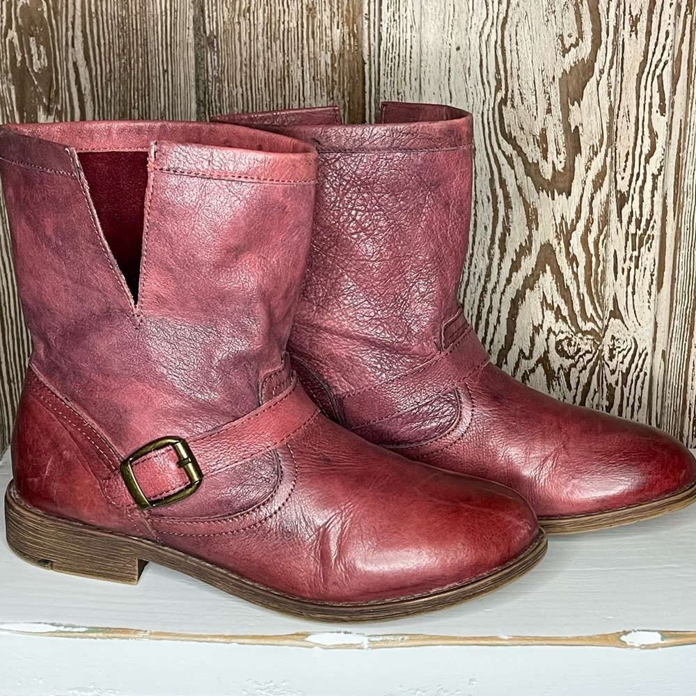 Nine West Topazoli Distressed Soft Leather Red Pull On Buckle Ankle Boots Sz 8